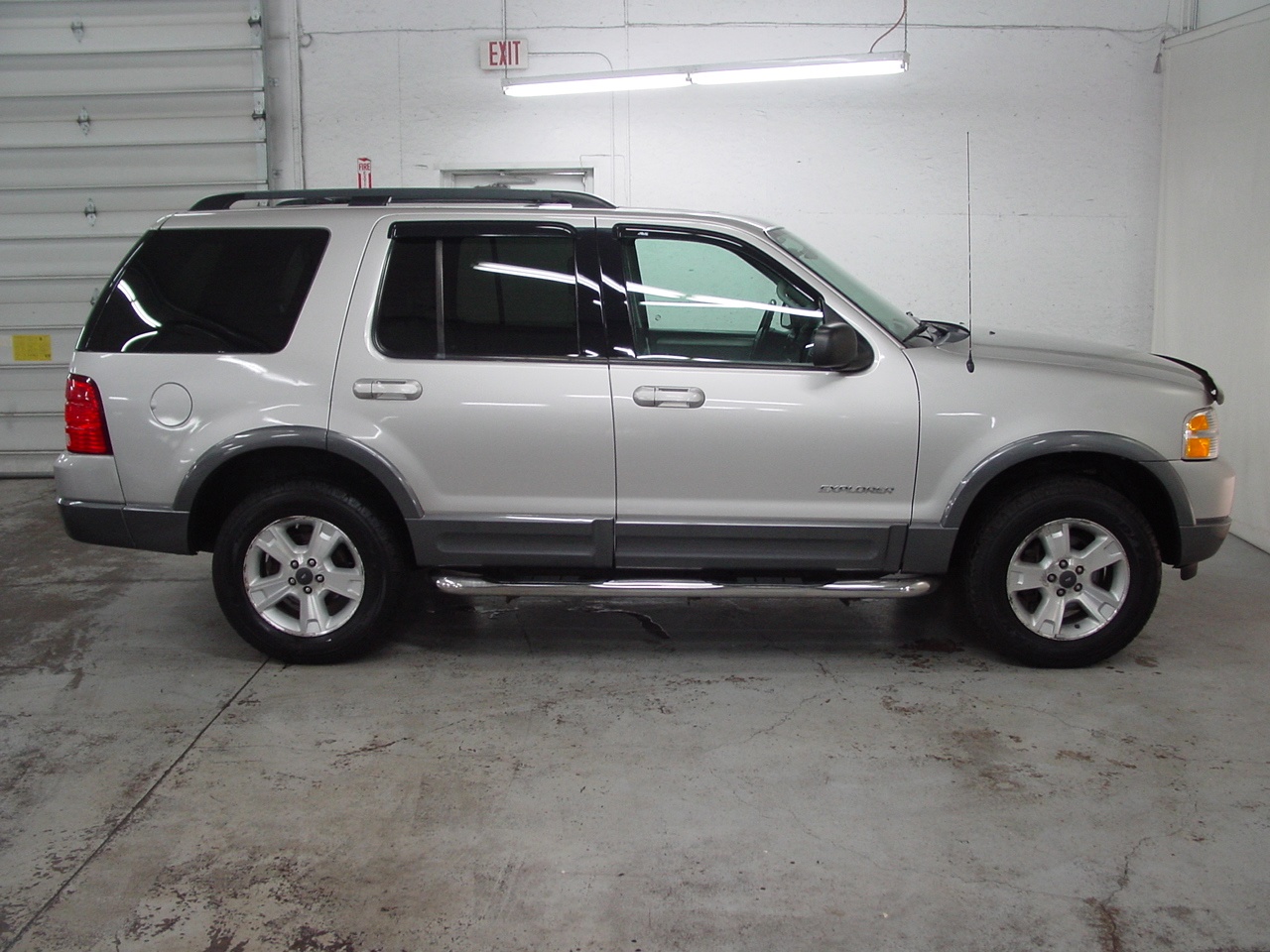 2004 Ford explorer xlt tire size