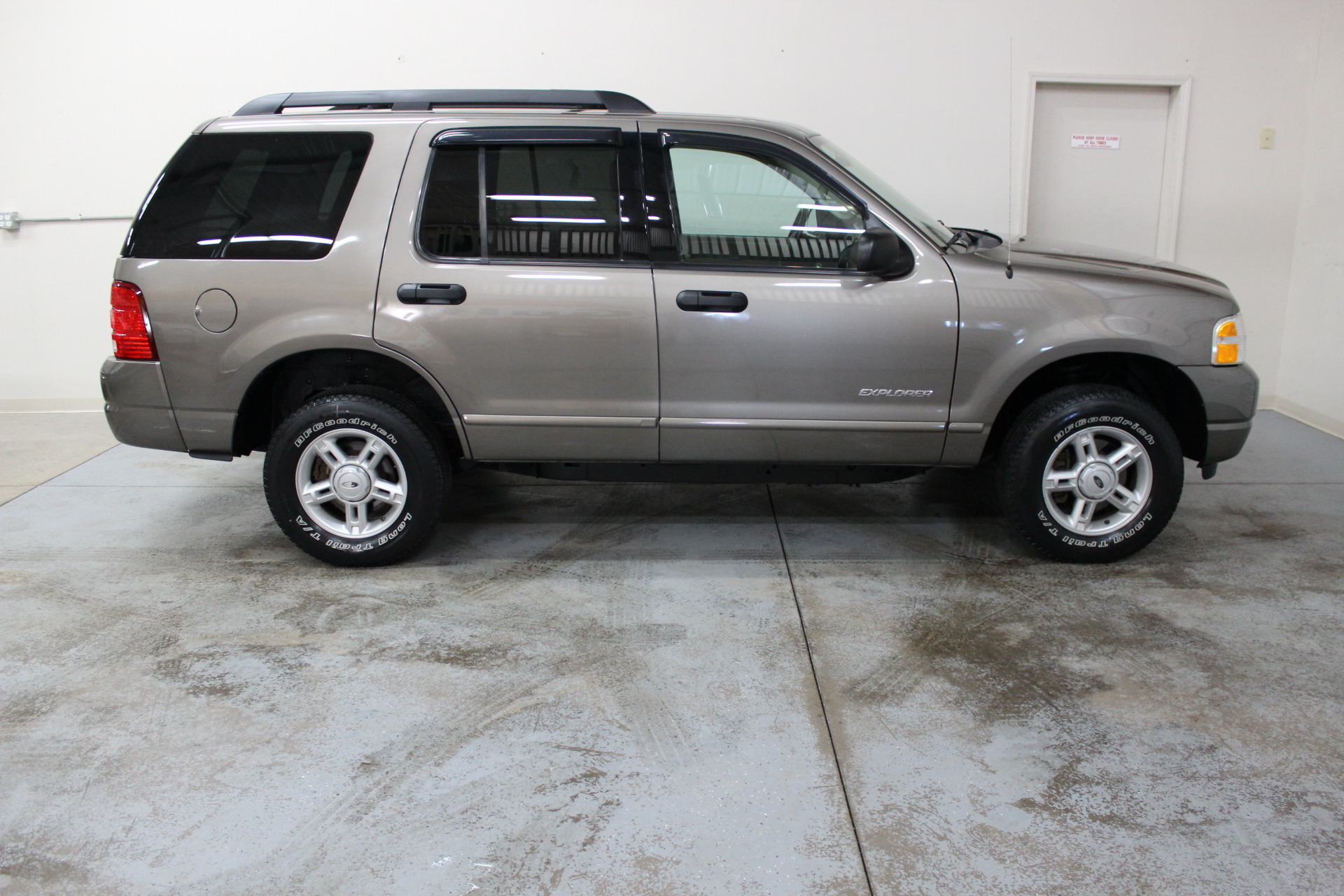 2005 Ford explorer xlt tire size