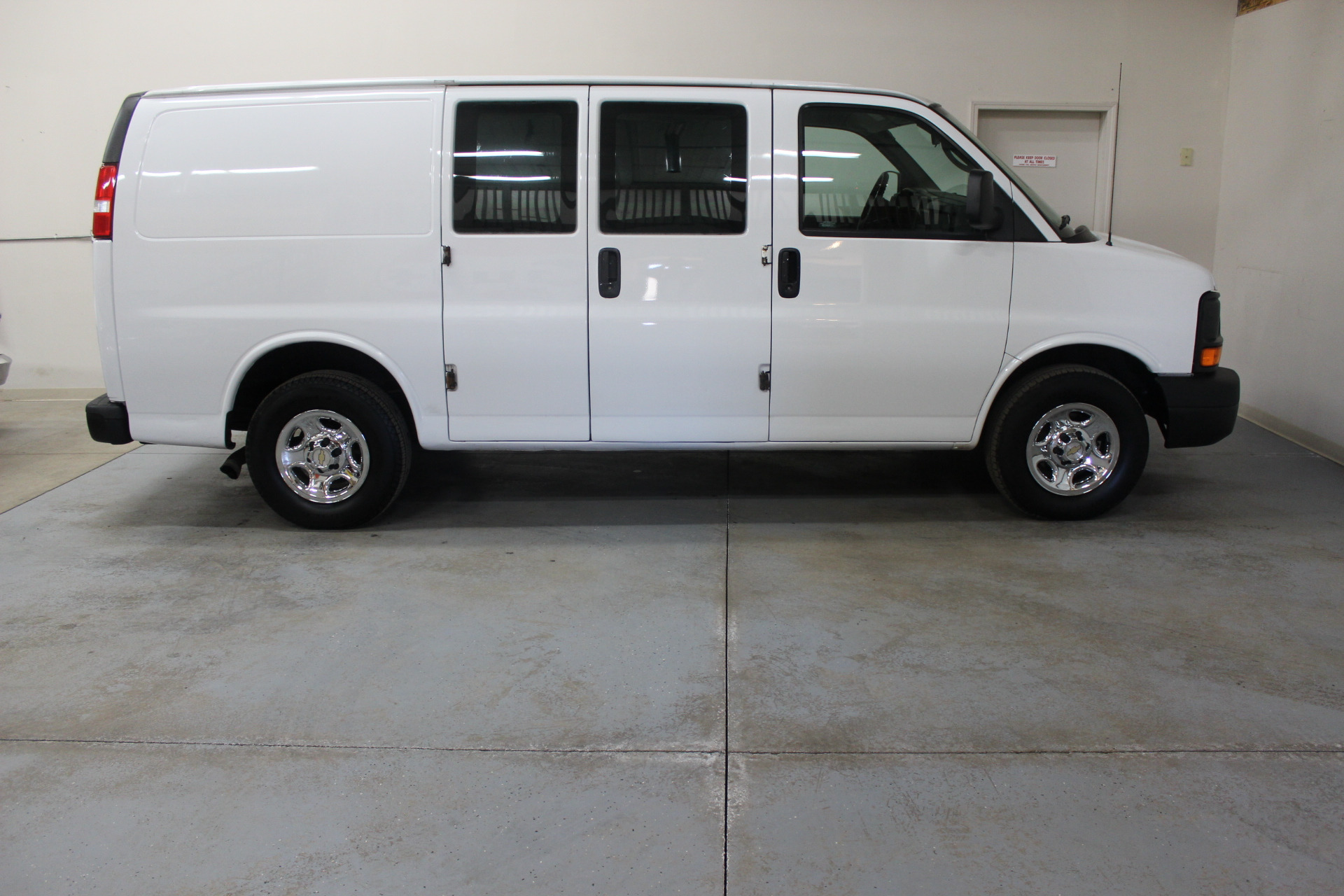 2005 Chevrolet Express Cargo 1500 - Biscayne Auto Sales | Pre-owned 2005 Chevy Express 1500 Tire Size